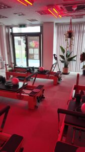 Pilates Golf Yardの実店舗にあるマシンピラティス用リフォーマーとスタジオ空間