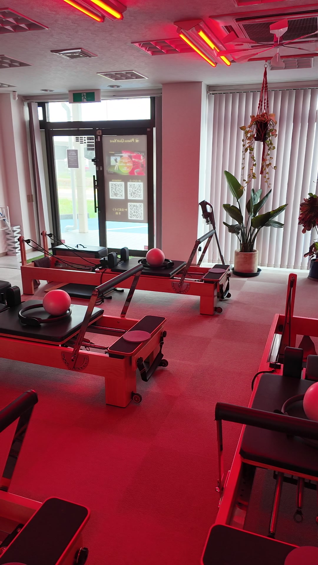 Pilates Golf Yardの実店舗にあるマシンピラティス用リフォーマーとスタジオ空間
